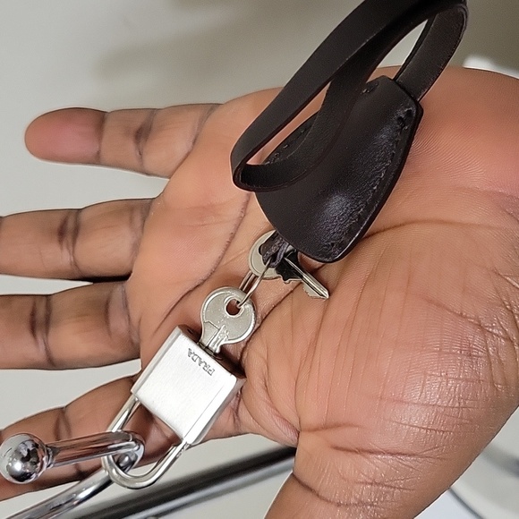 PRADA SILVER LOCK AND 2KEYS IN CHLOCHETTE B8798 - Picture 3 of 3